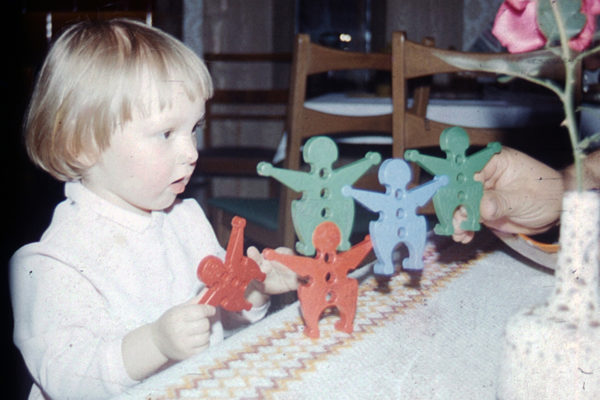 Kleines Mädchen staunend mit Plastikspielfiguren der 80er