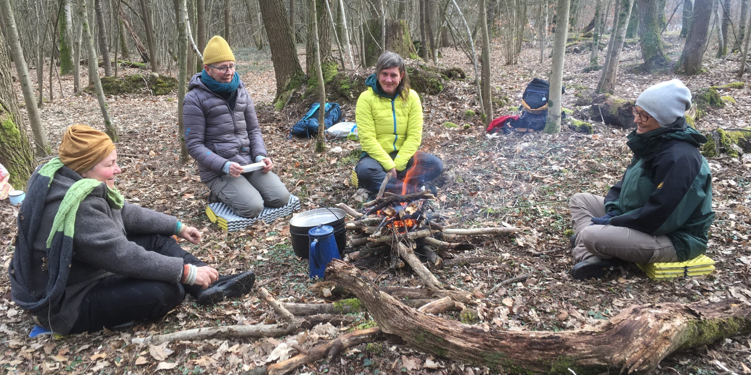 Gruppe am Feuer im Dialog